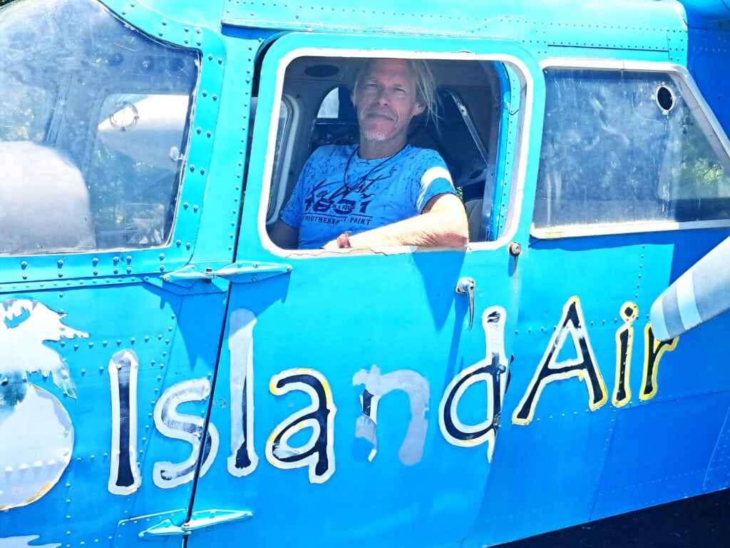 Karibik - Tagebuch - Band II - Nr. 38 7 Island Air auf dem Flughafen von Utila, diese Maschine wird nicht mehr abheben.