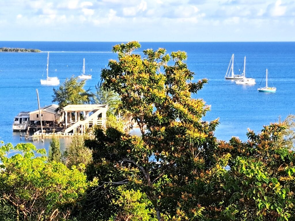 Die Bay Islands von Honduras - Guanaja 8 Blick auf die Bucht El Bight. Sie ist der bevorzugte Ankerplatz für Yachten, durch die Riffs bestens vor Wetter aus allen Richtungen geschützt.