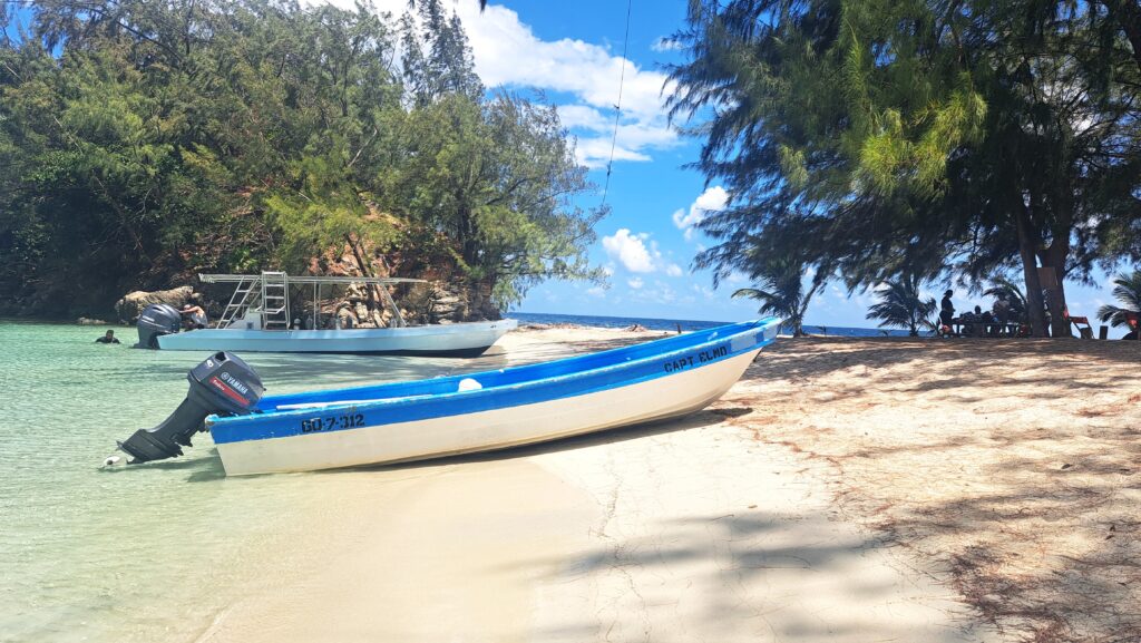 Die Bay Islands von Honduras - Guanaja 25 Boote am Strand