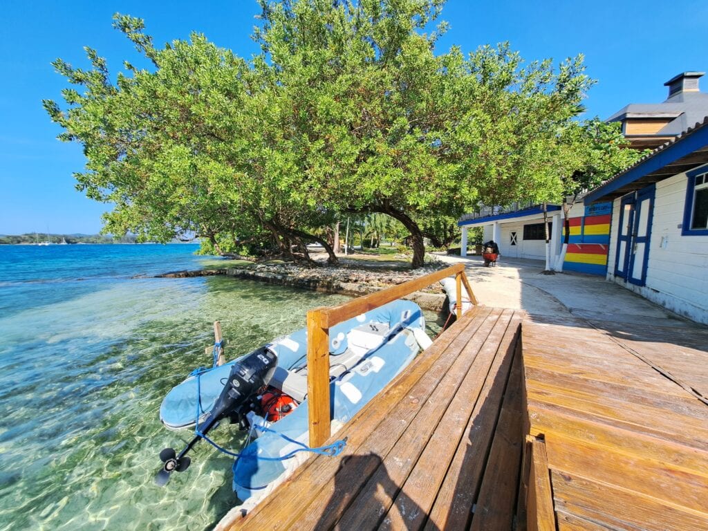 Karibik - Tagebuch - Band II - Nr. 37 11 Unser Dinghi am Steg von Brady's Cay. Wir bekommen einen eigenen Platz am Steg.