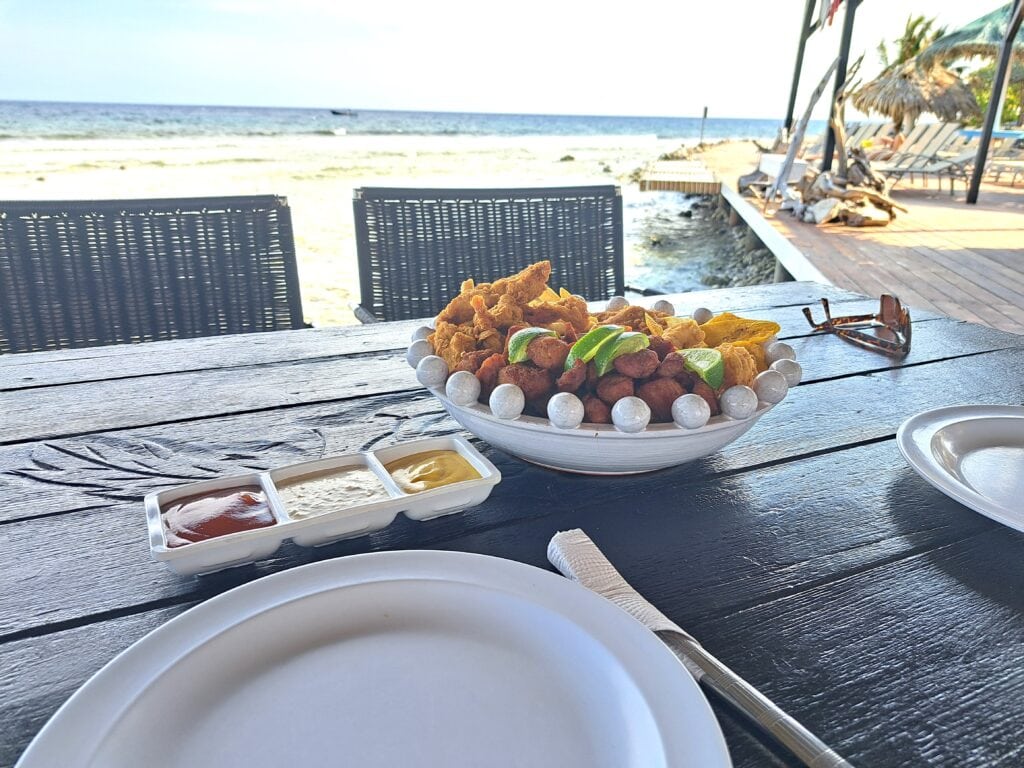Karibik - Tagebuch - Band II - Nr. 37 8 Gemischer Teller mit Garnelen, Fisch, Hühnchen, Schwein, Pommes, Salat und frittierten Platanos, einfach lecker.