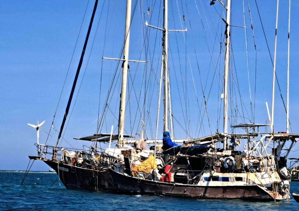Karibik - Tagebuch - Band II - Nr. 37 10 Heruntergekommene Boote vor Anker in der French Bay.