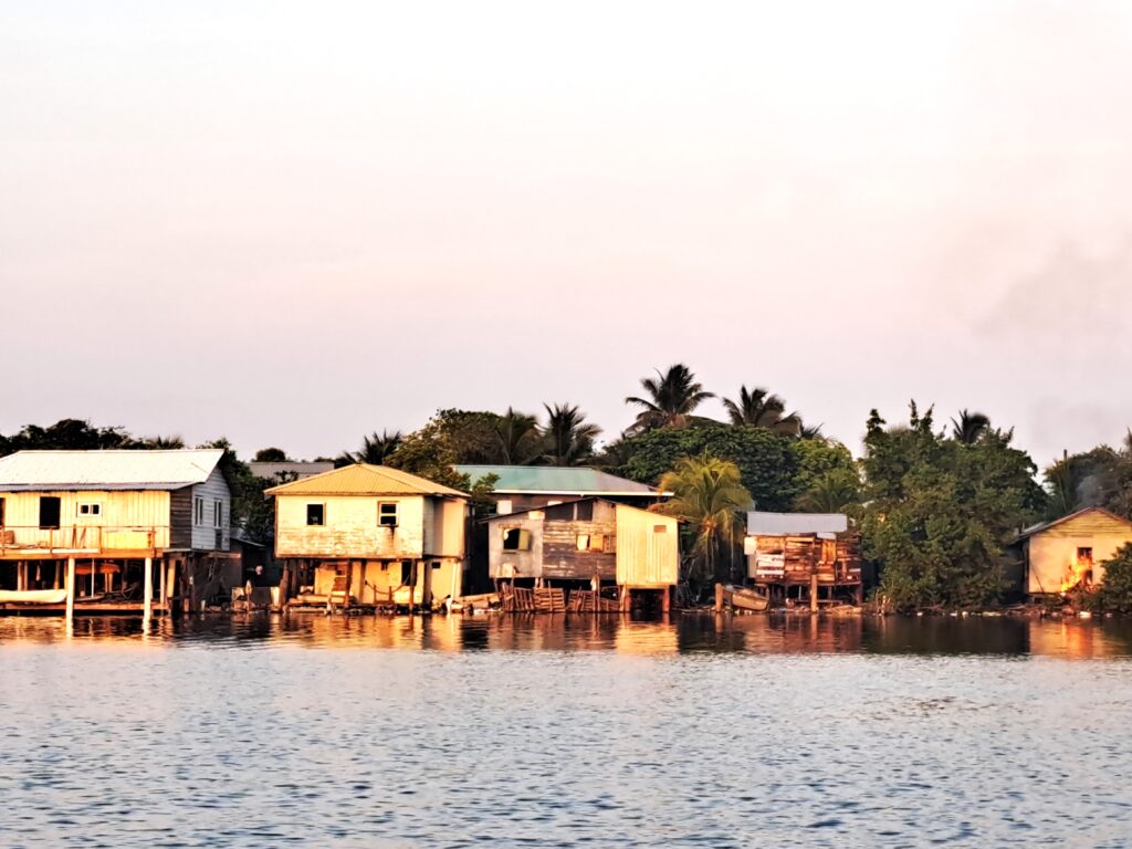 Karibik - Tagebuch - Band II - Nr. 37 3 Siedlung am Ufer von French Harbour auf Roatan.