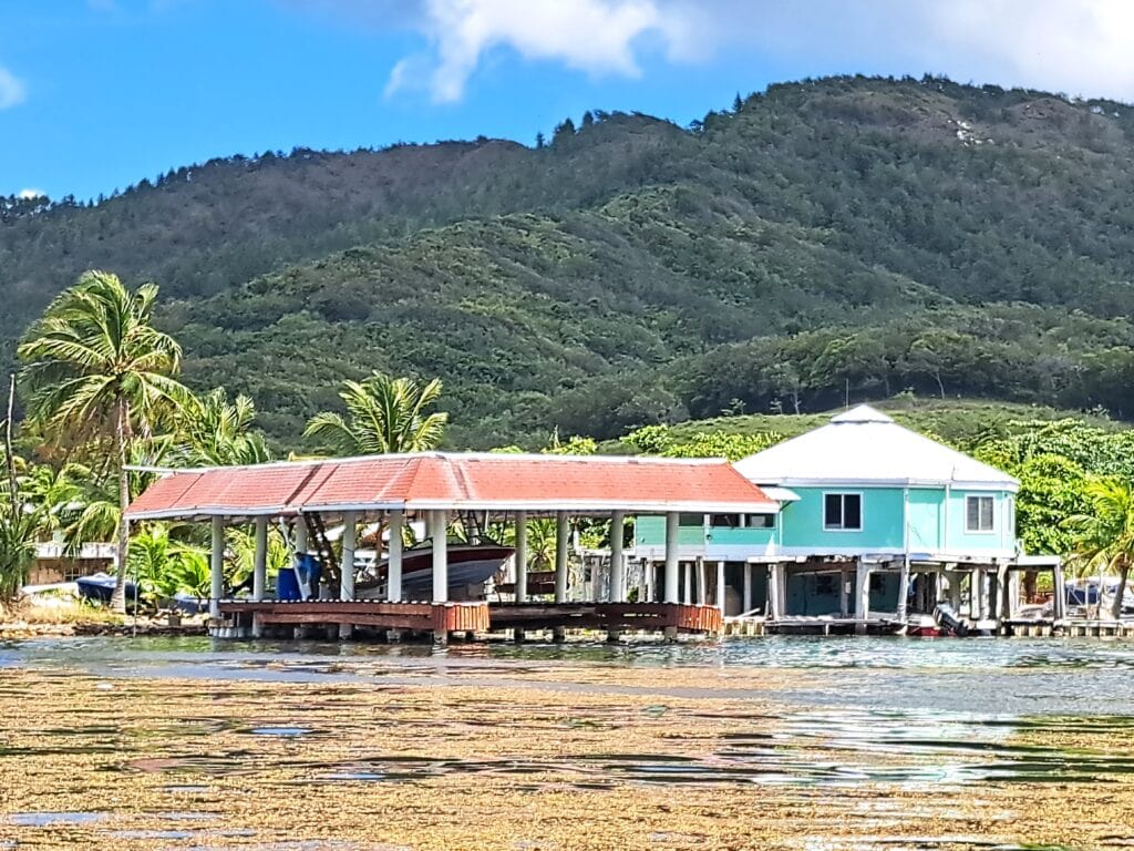 Die Bay Islands von Honduras - Guanaja 21 Siedlung in Durchfahrt