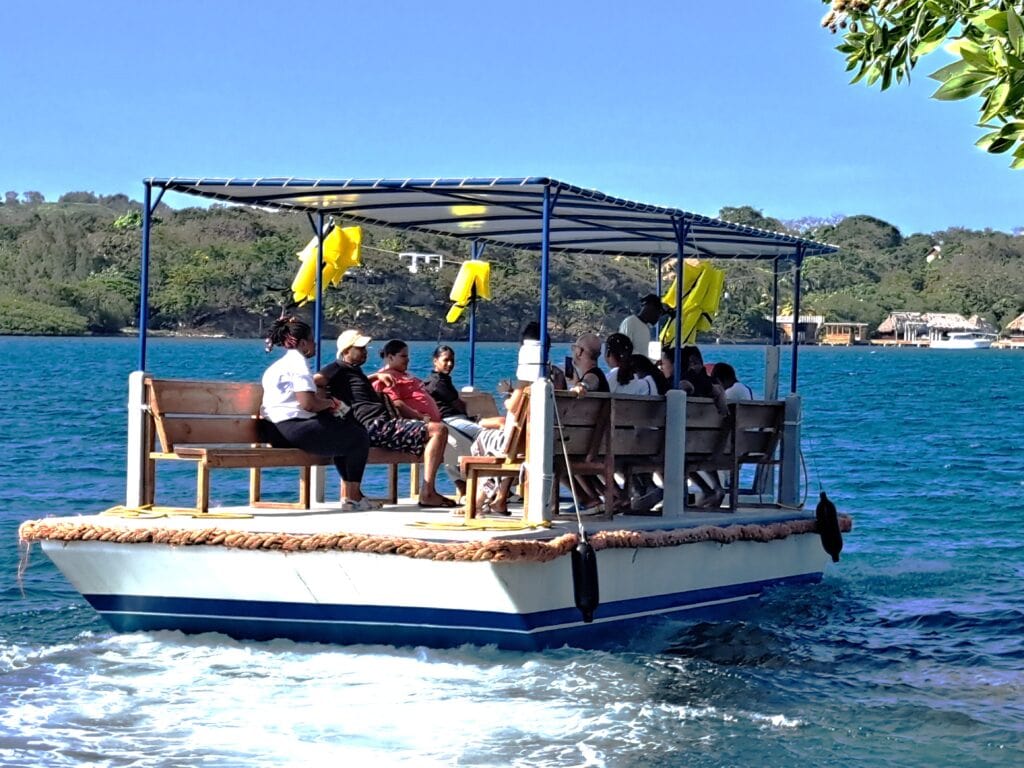 Karibik - Tagebuch - Band II - Nr. 37 5 Wassertaxi bring Touristen vom Festland Roatan auf die Inseln Little French Cay, Big French Cay und Bradys Cay.