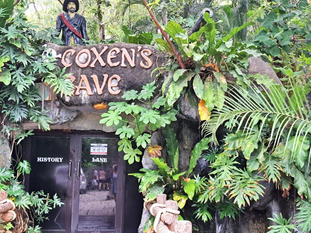 Der Gumbalimbapark Südküste Roatan West End - Bay Islands Honduras 13 Eingang Coxen Cave
