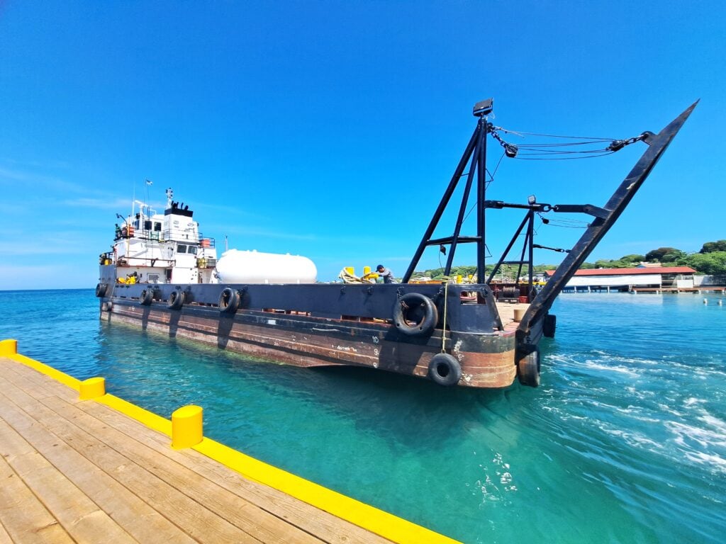 Fähre im Hafen von Utila