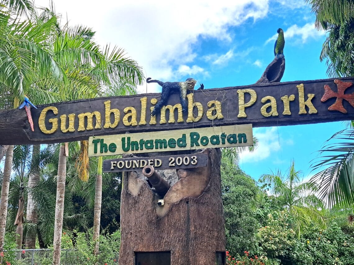 Der Gumbalimbapark Südküste Roatan West End - Bay Islands Honduras 1 Gumbalimbapark Eingangstor