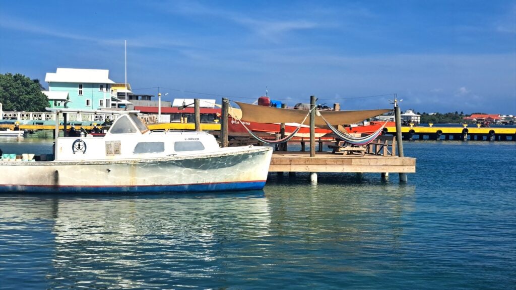 Anlegesteg im Ort von Utila