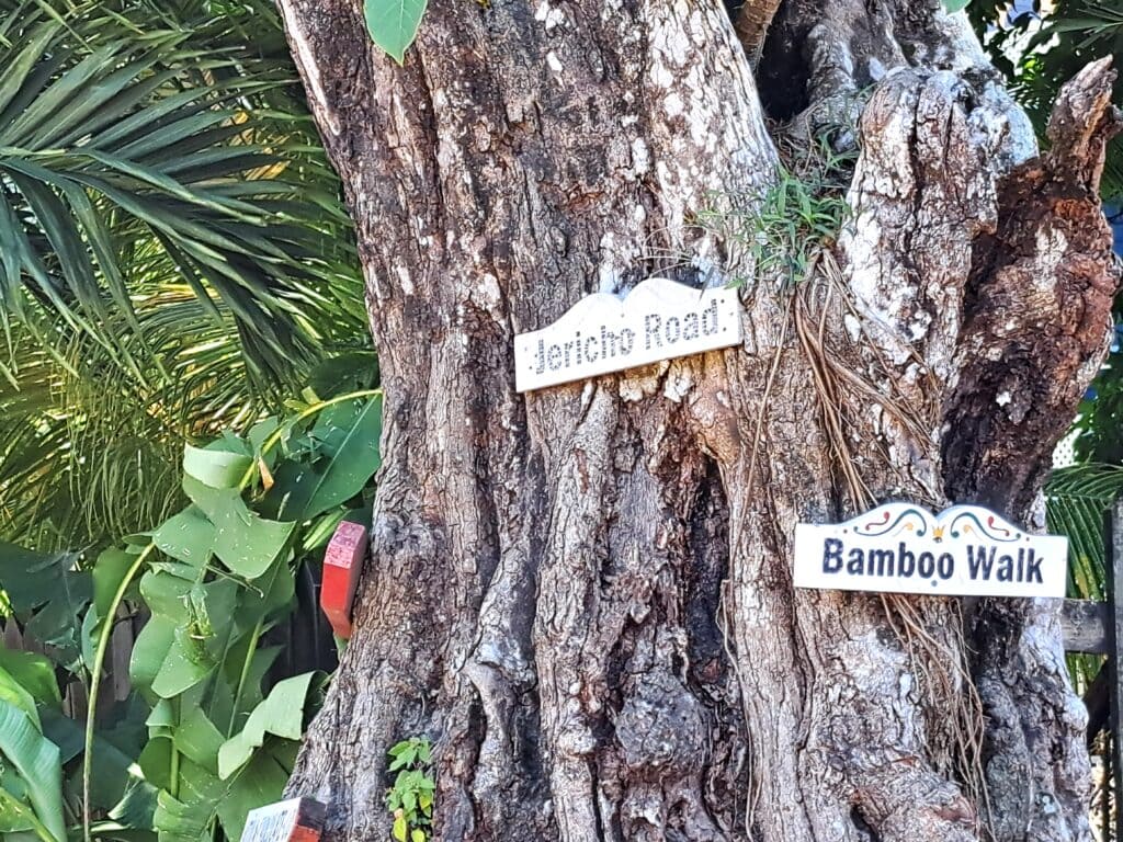 Selbst die Straßenschilder sind besonders in Utila