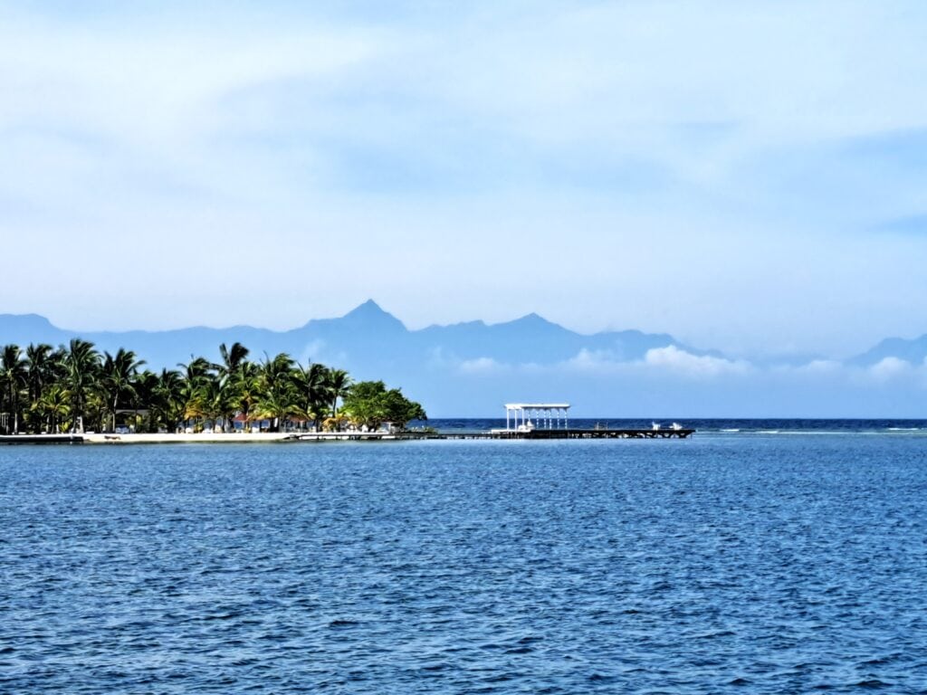 Ultila, die Berge im Hintergrund sind das Festland von Honduras.