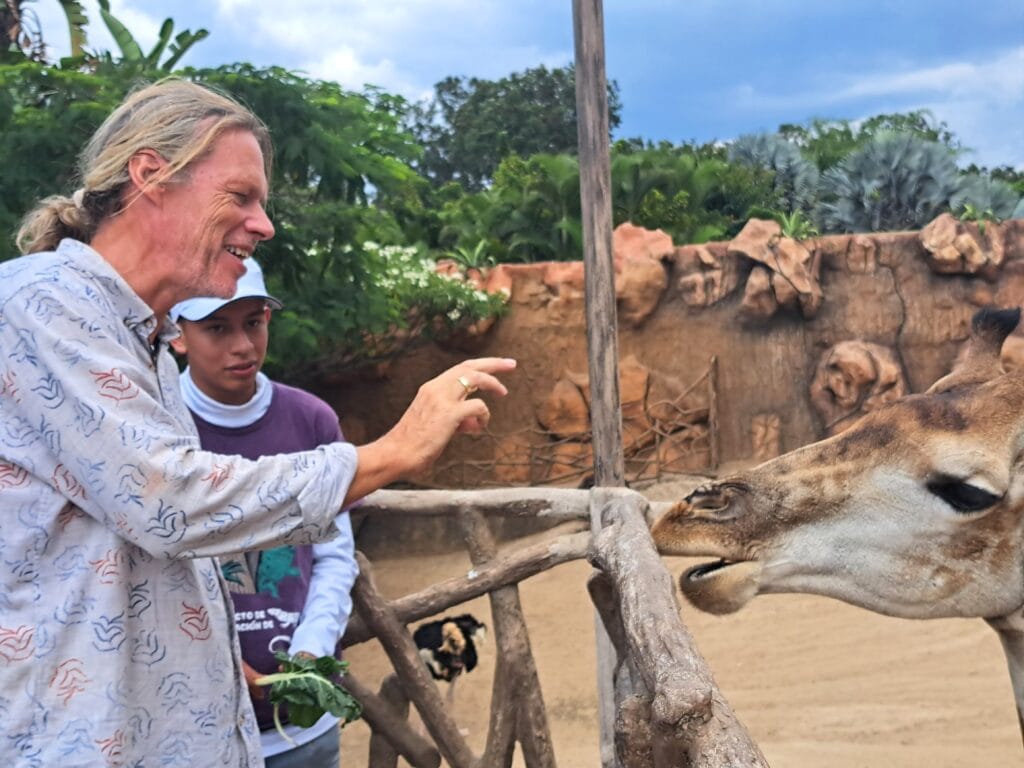 La Aurora - der Zoo von Guatemala - Stadt 25 Bernd im Zwiegespraech mit Giraffe