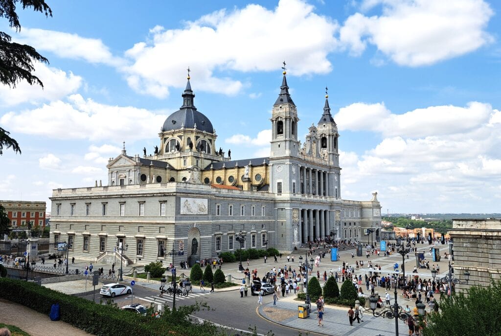 Madrid: Santa Iglesia Catedral Metroplitana de Santa Maria la Real de la Almudena 2 Kirche am Koenigspalast