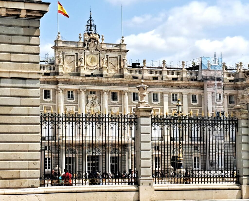 Spanische Fahne ueber dem Koenigspalast