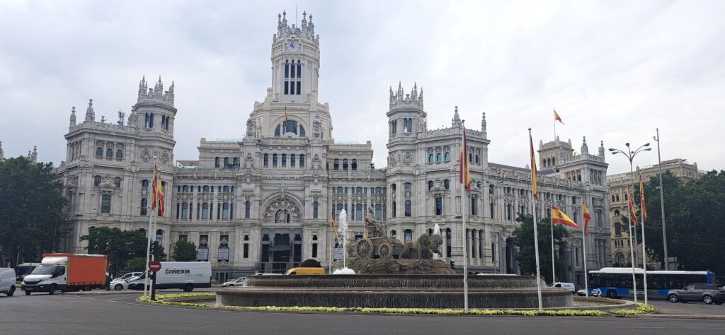 Prunkvolle historische Fassade im Zentrum von Madrid