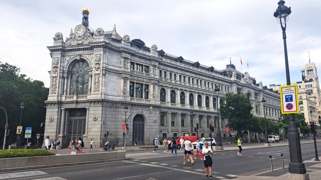 Weite Straßenansicht mit klassischer Architektur in Madrid