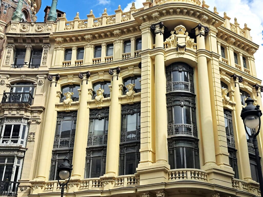 Straßenszene mit prunkvollen Häuserfassaden in Madrid