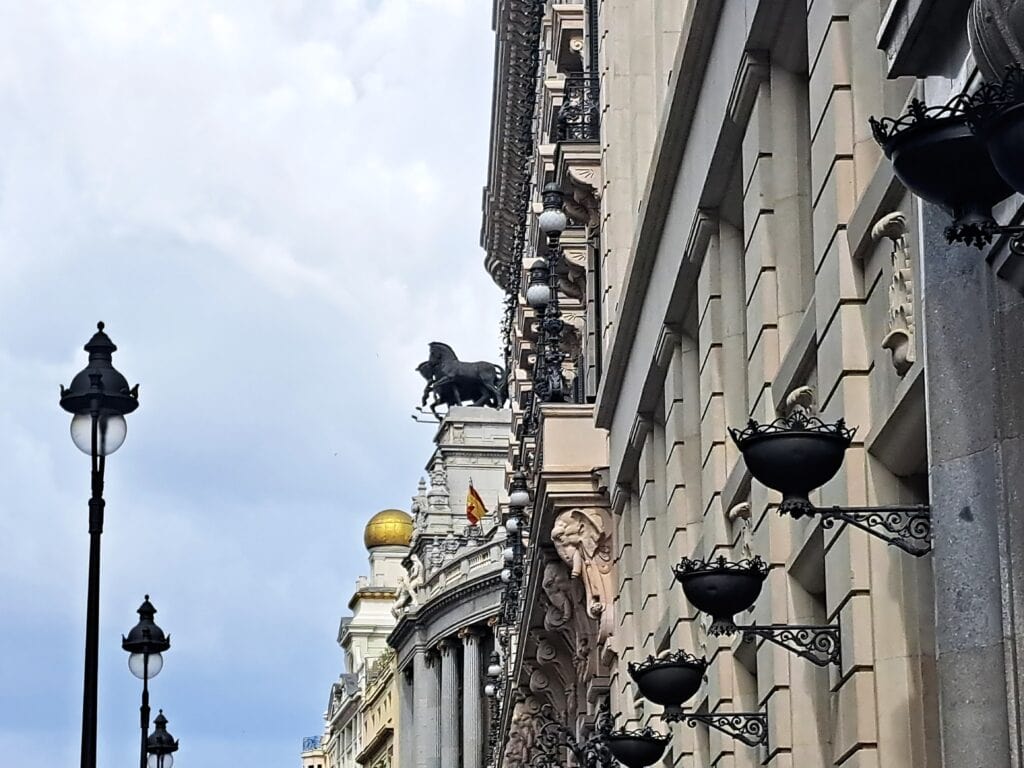 Historische Architektur und Stadtverkehr in Madrid