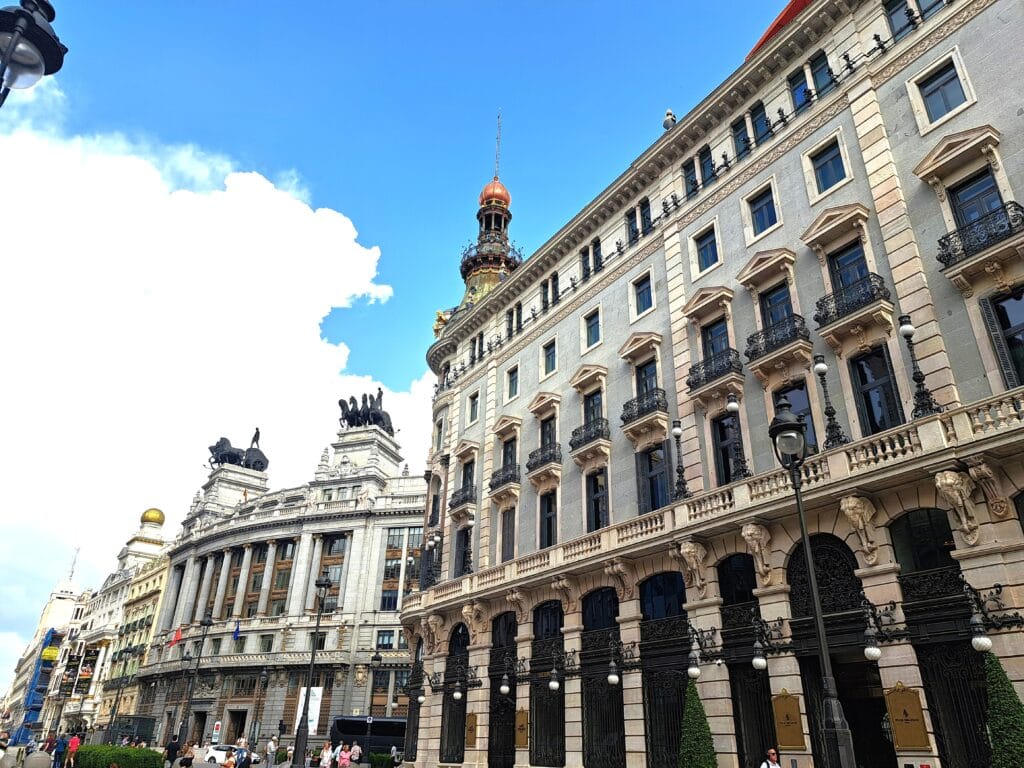 Städtische Häuserzeilen mit typischen Balkonen in Madrid
