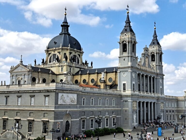 Madrid: Santa Iglesia Catedral Metropolitana de Santa Maria la Real de la Almudena