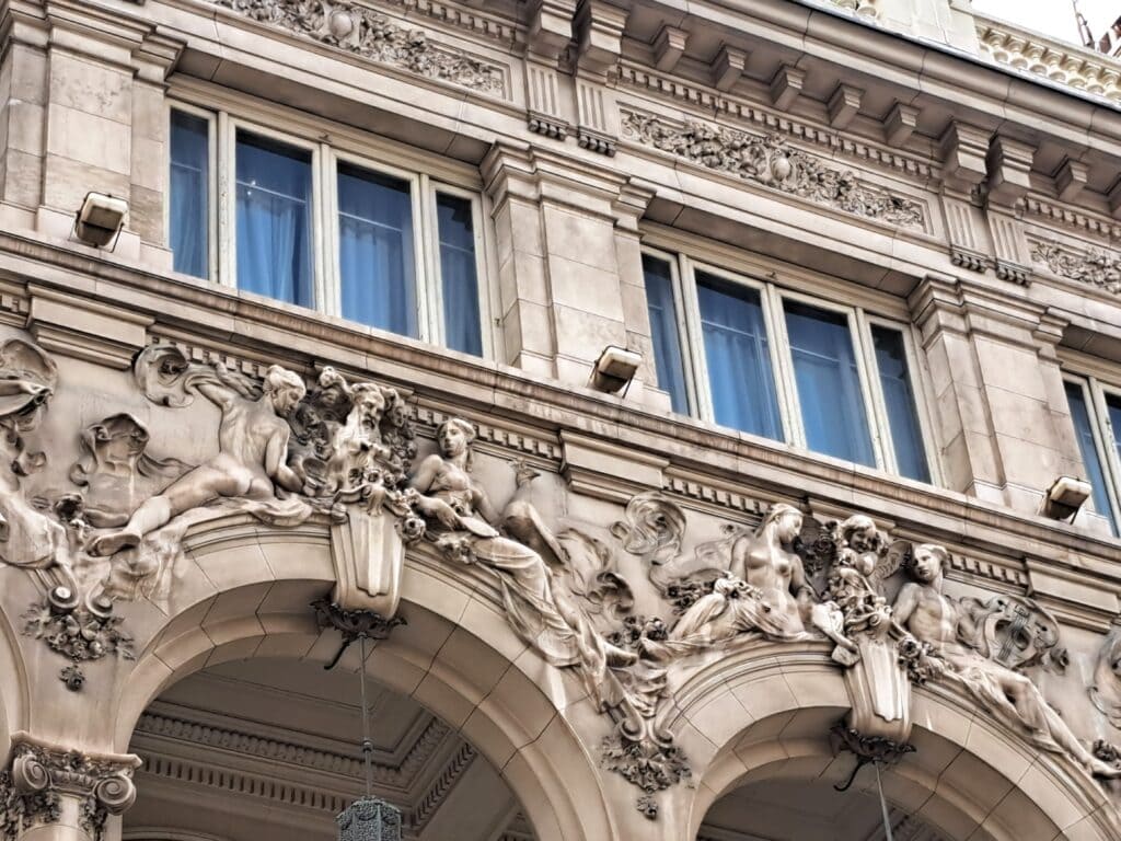 Menschen und Straßenszene in der Innenstadt von Madrid