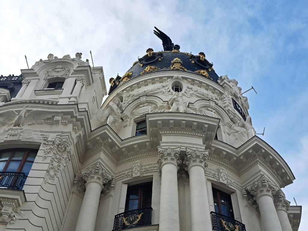 Typische Straßenfront mit Geschäften und Häusern in Madrid