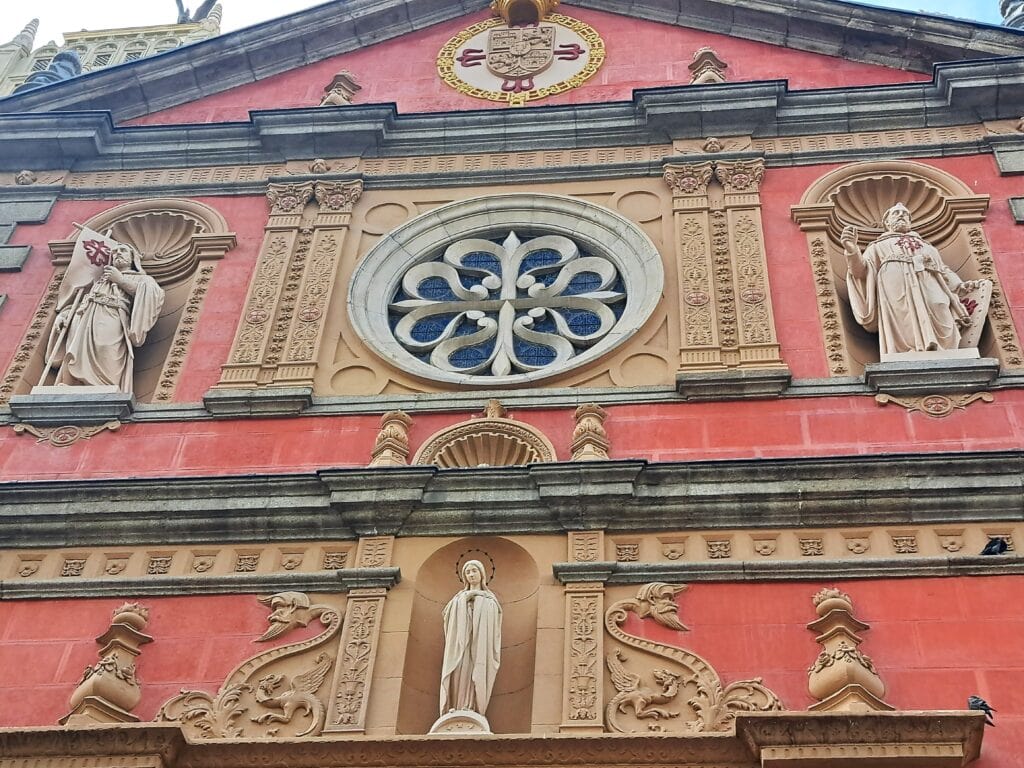 Straßenszene mit Blick entlang einer Häuserzeile in Madrid
