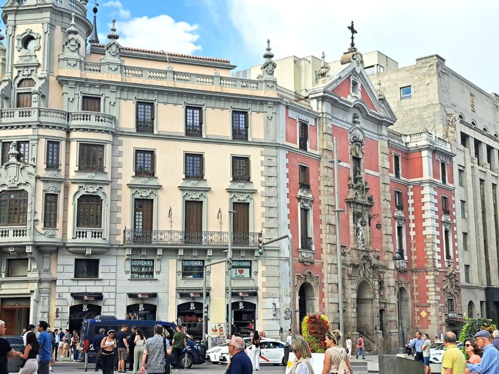 Eindruck einer Straße mit typischer Bebauung in Madrid