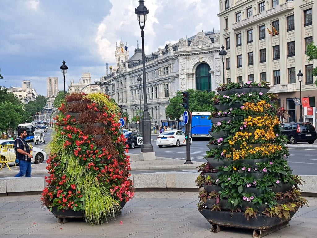 Stadtblick mit Gebäuden und Fußweg in Madrid