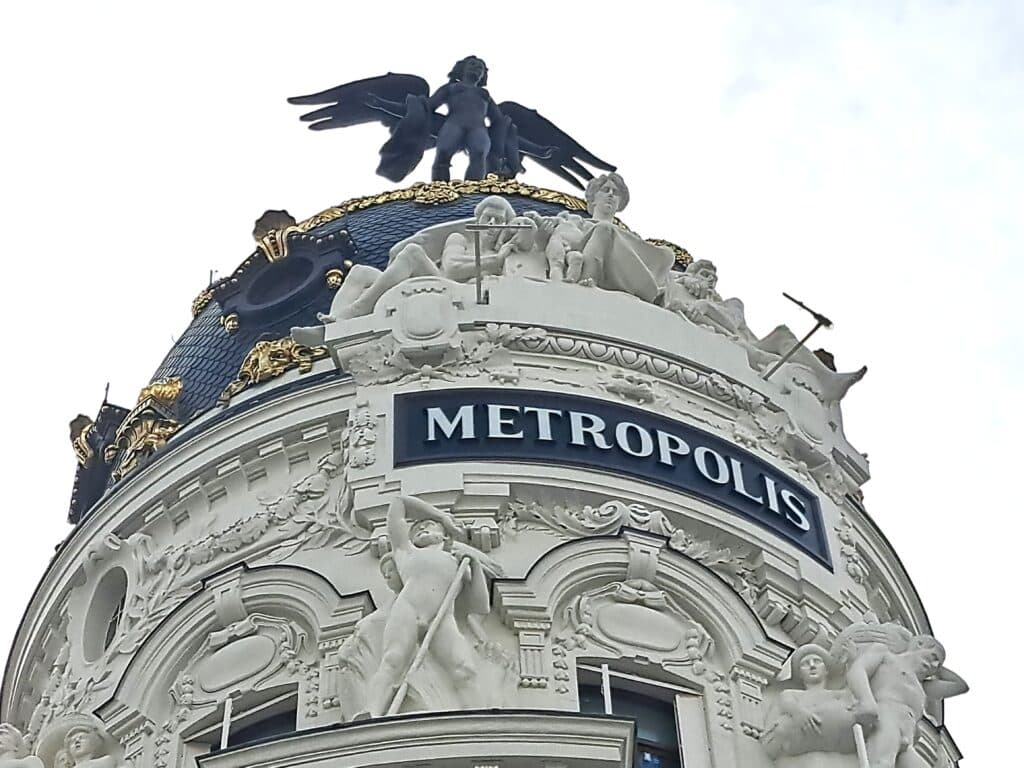 Städtische Szenerie mit Menschen in Madrid