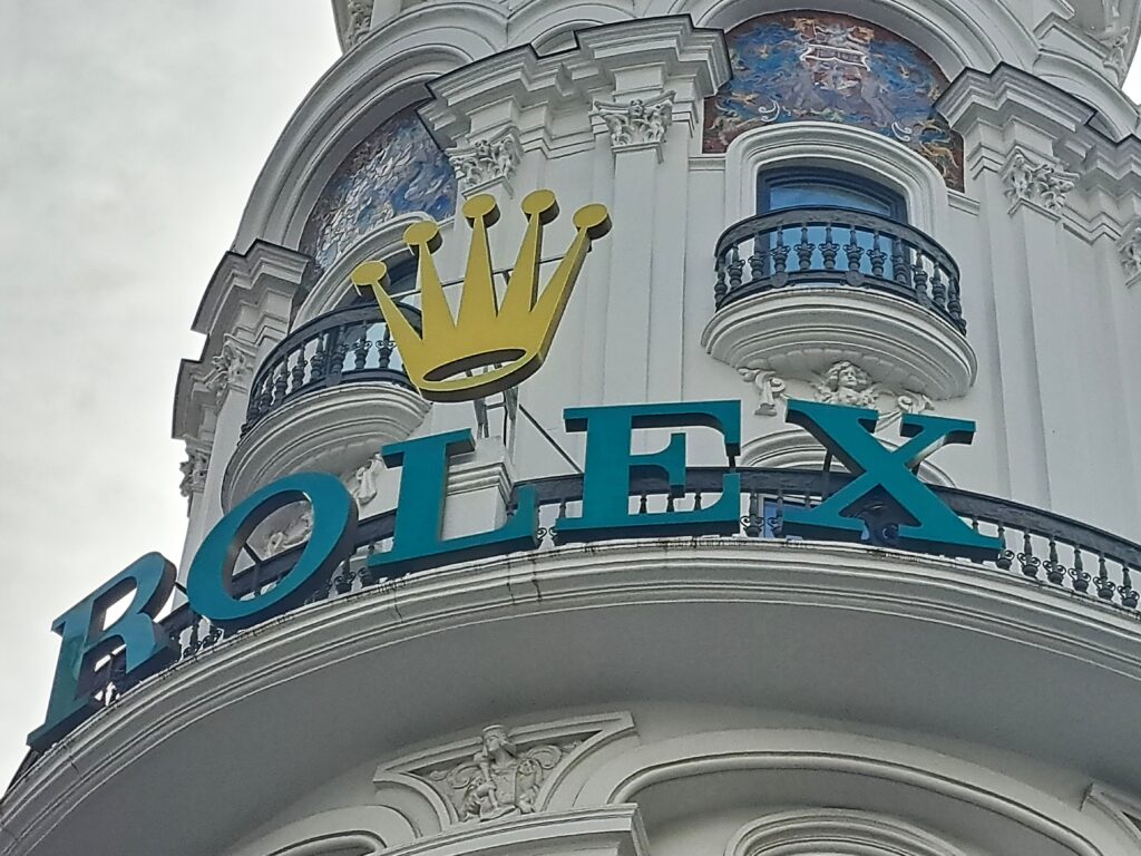 Blick über eine Straße mit Verkehr und Häusern in Madrid