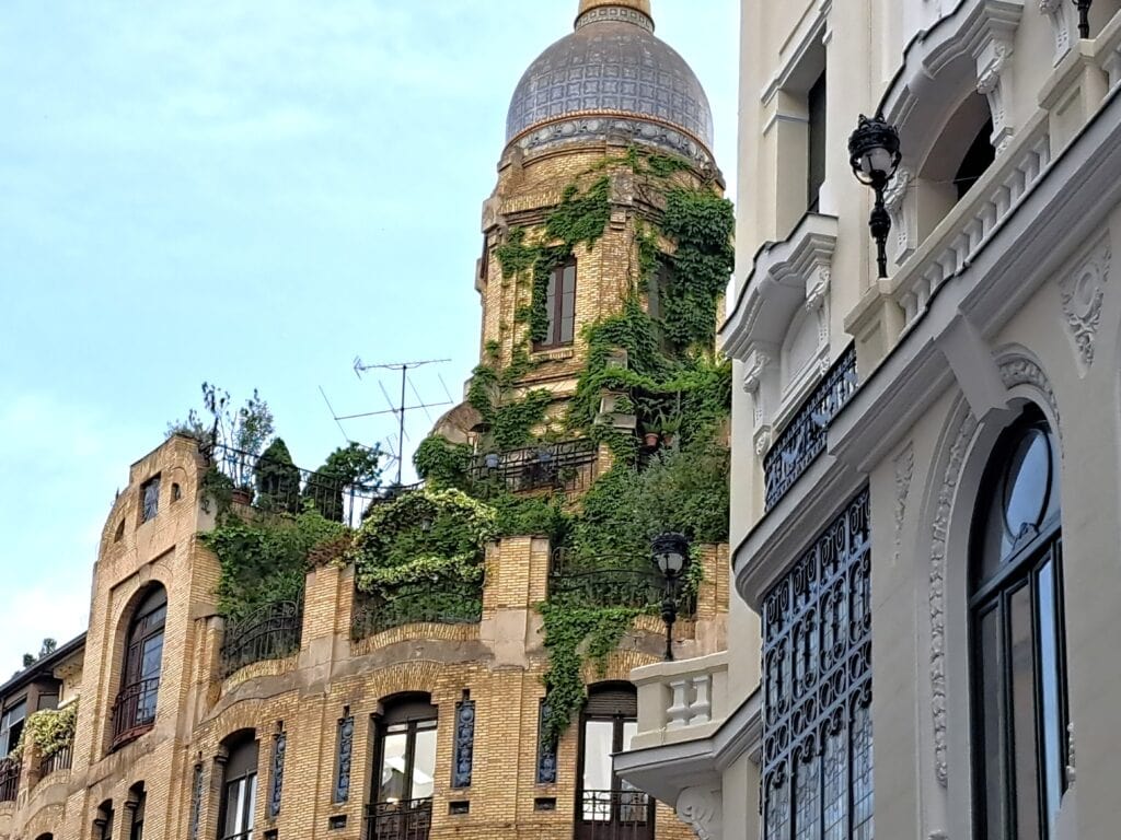Abendstimmung auf einer Straße in Madrid