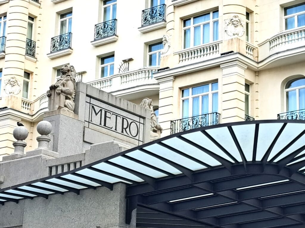 Beleuchtete Stadtansicht in Madrid in der Dämmerung