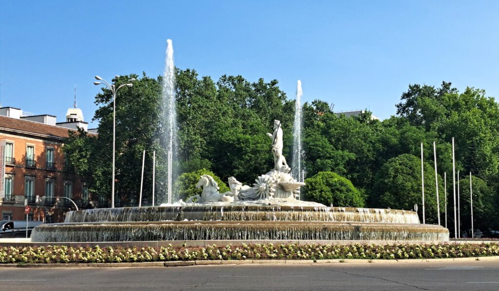 Gebäudeansicht in Madrid mit Bezug zu Kunst und Kultur