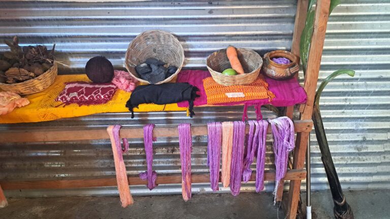 Webkunst in San Juan La Laguna – Von der Baumwolle zum fertigen Tuch