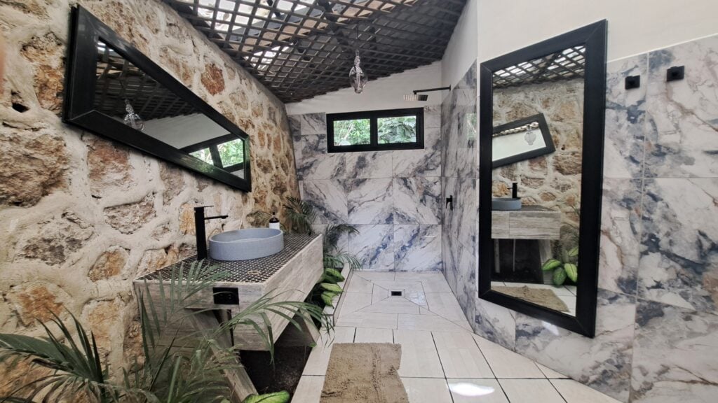 Badezimmer mit Gruenbepflanzung im Greengos