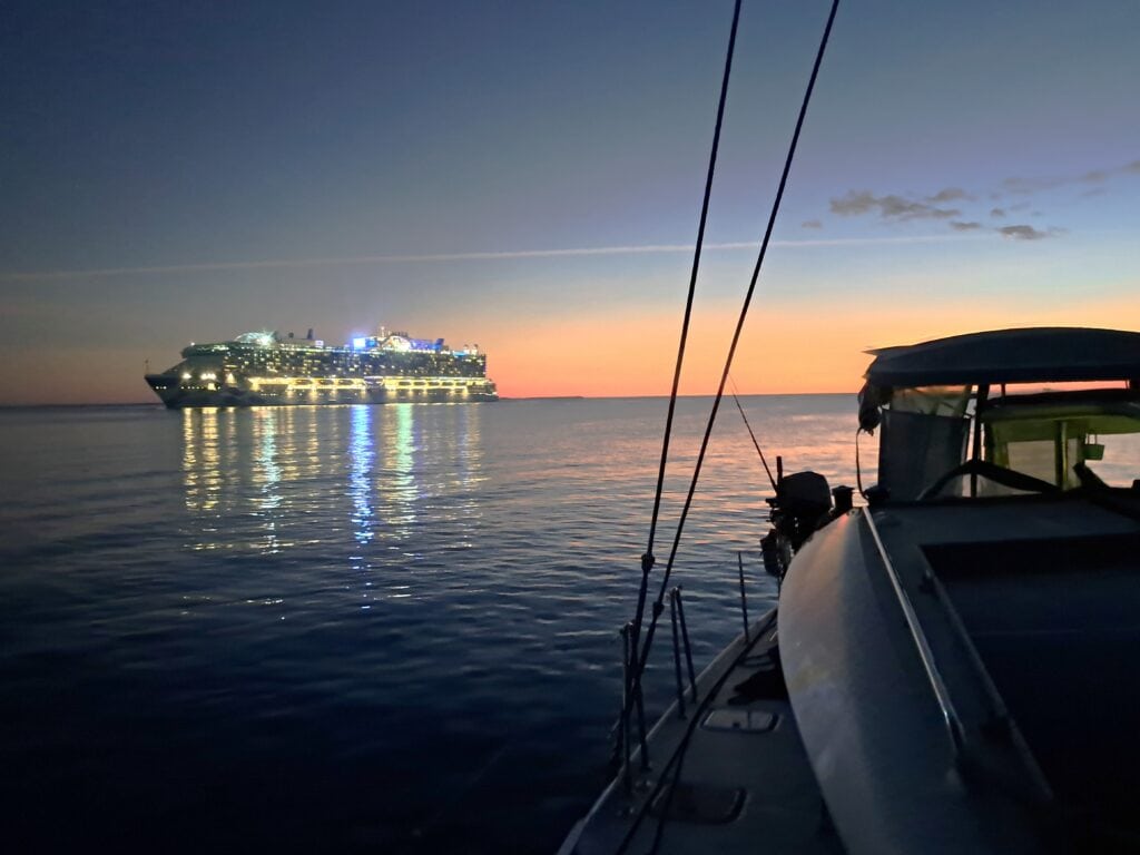 Kreuzfahrtschiff bei Nacht