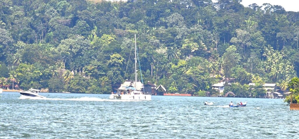 Joline verlaesst den Bereich der Marina