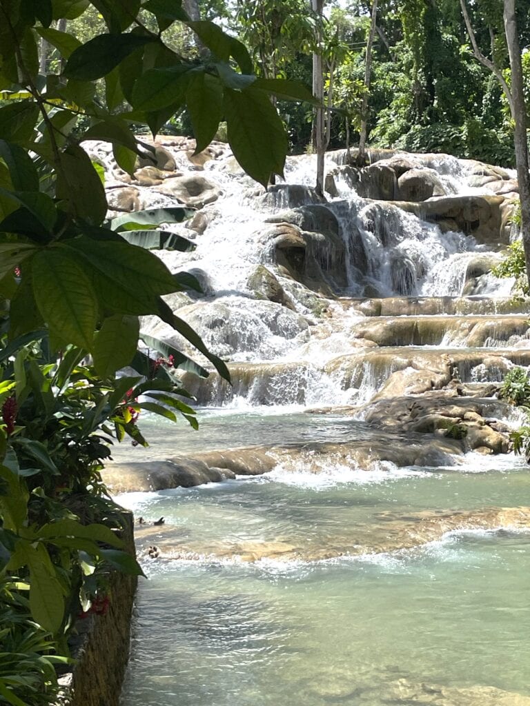 Die Dunn's River Falls – Jamaikas berühmtester Wasserfall