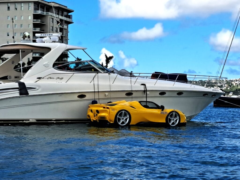 Schiff mit Autojetski