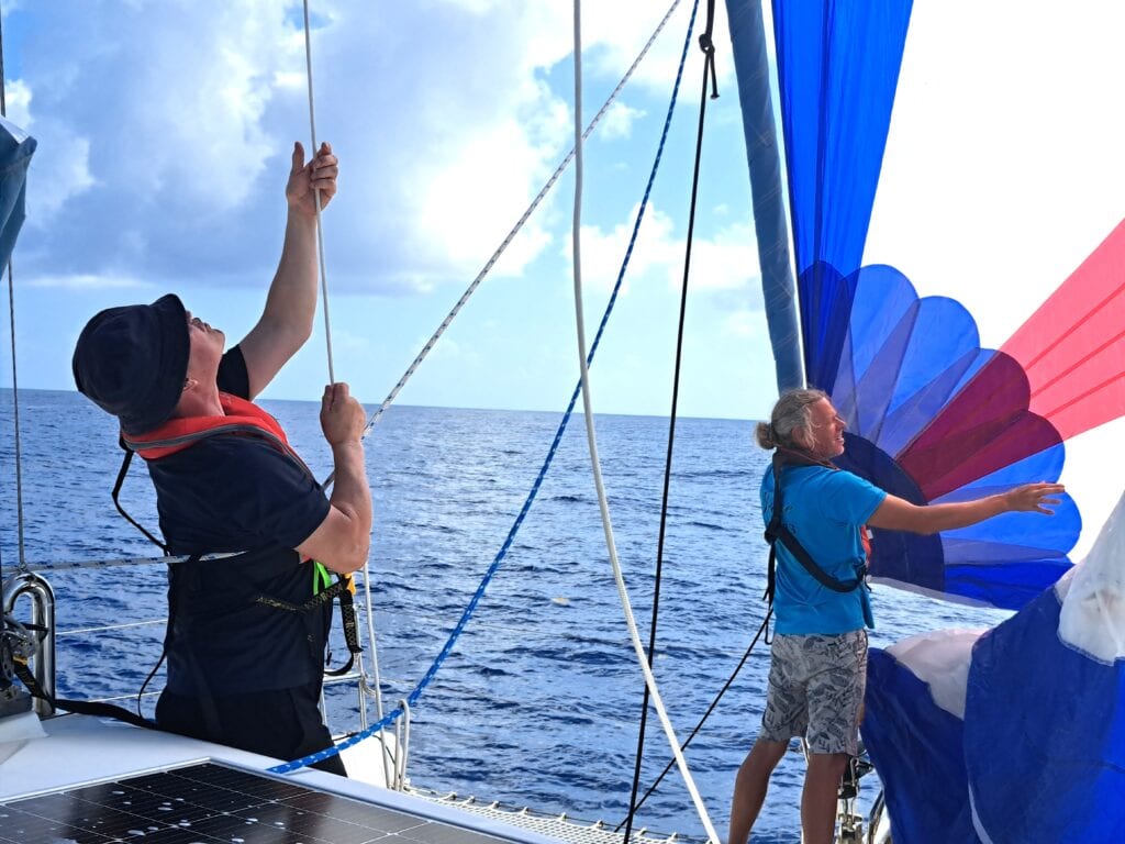 Carsten und Bernd hissen den Spinaker