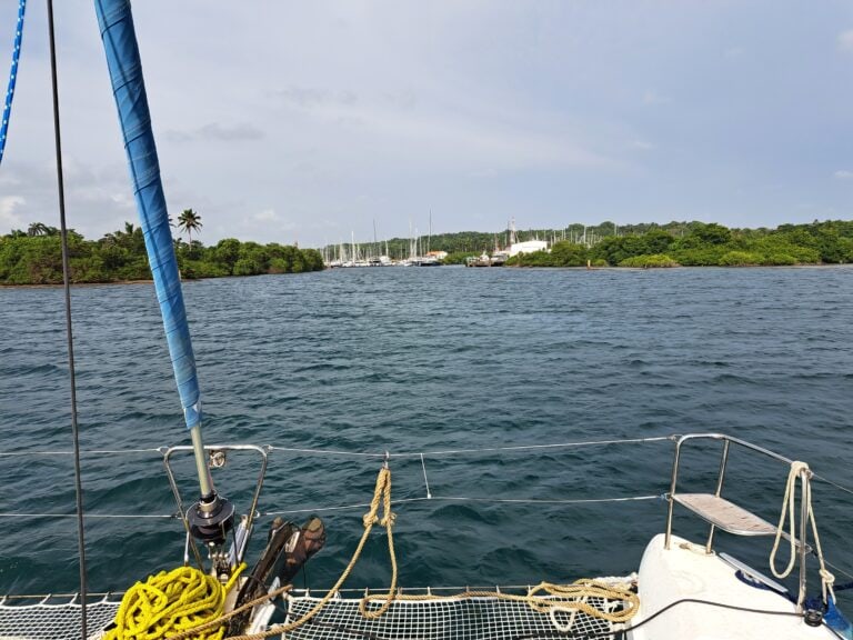 Panama - Shelter Bay Marina - unser Katamaran wird aus dem Wasser gekrant