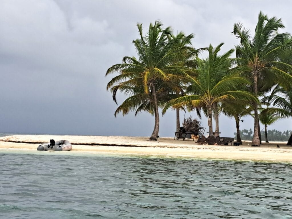 Dinghy auf Insel