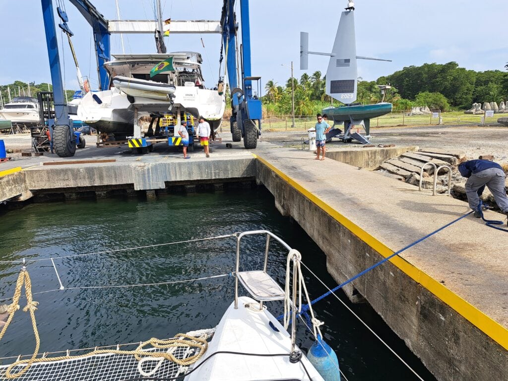 Joline kommt aus dem Wasser 01