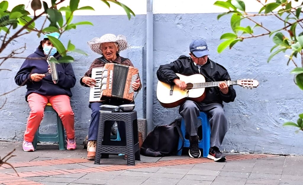 12 Menschen Ecuador